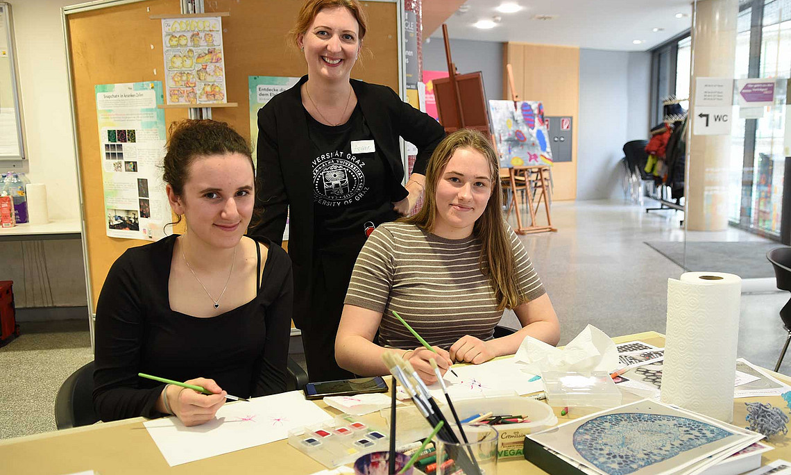 Ariane Pessentheiner (Mitte) mit Schülerinnen des Akademischne Gymnasiums Graz. Fotos: Uni Graz/Schweiger 