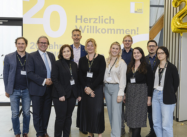 Gruppenfoto des CURRICULAonline-Teams und der Redner vor einer Folie mit der Aufschrift „Herzlich Willkommen!“. ©@foto-gasser.at
