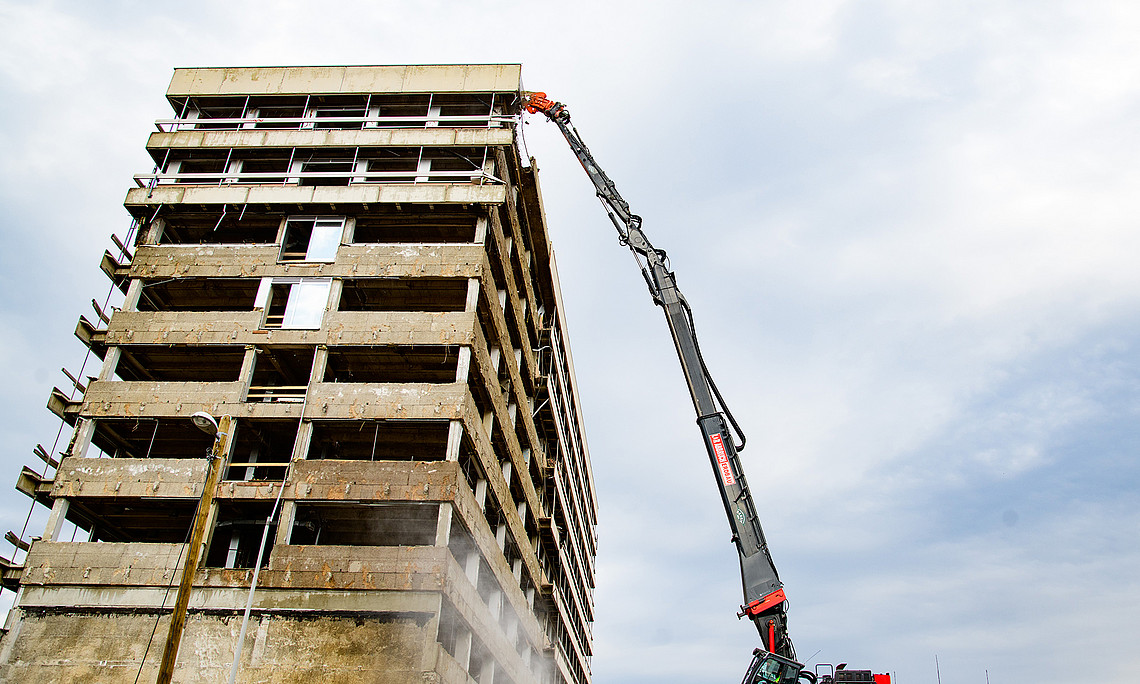 Bagger vor dem Vorklinik-Hochhaus