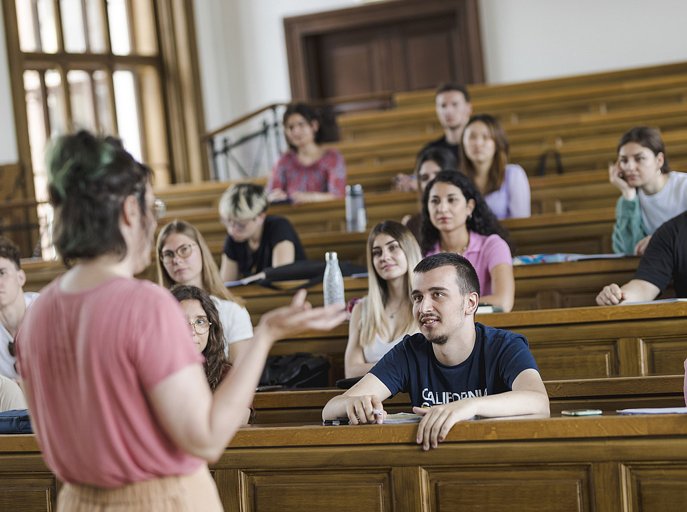 Vortragende in einem Hörsaal vor einer Gruppe Studierenden. ©Uni Graz/Kanizaj