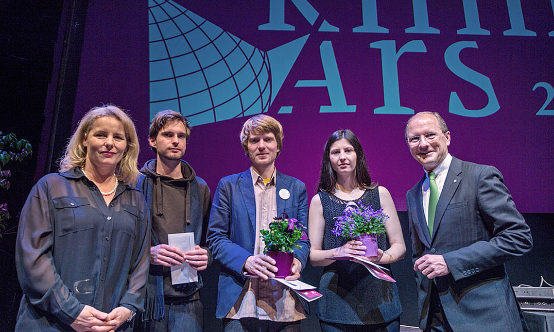 V.l.: Andrea Gössinger-Wieser (Klimaschutzkoordinatorin Land Steiermark), die drei PreisträgerInnen Michael Eisl, Markus Jeschaunig, Artemi-Maria Gioti und Urs Harnik-Lauris (Leiter Konzernkommunikation Energie Steiermark). Foto: Johannes Gellner