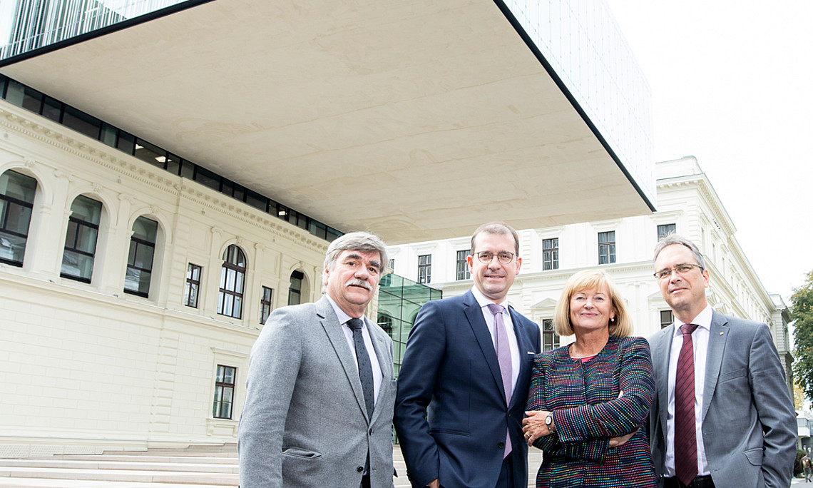 Die Universitätsbibliothek Graz ist eröffnet. Nach dreijähriger Bauzeit übergab die Bundesimmobiliengesellschaft das Gebäude an die Universität. UB-Leiter Werner Schlacher, BIG-Geschäftsführer Hans-Peter Weiss, Rektorin Christa Neuper und Finanz-Vizerektor Peter Riedler (v.l.) luden zum großen Event. Foto: Uni Graz/Kanizaj