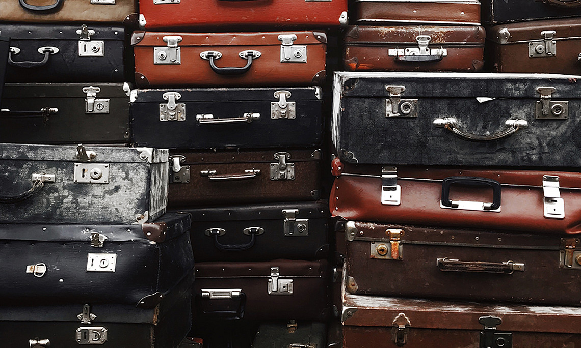 Mit im Gepäck der Geflüchteten sind auch Erinnerungsstücke. Foto: Nikita Tikhomirov - unsplash