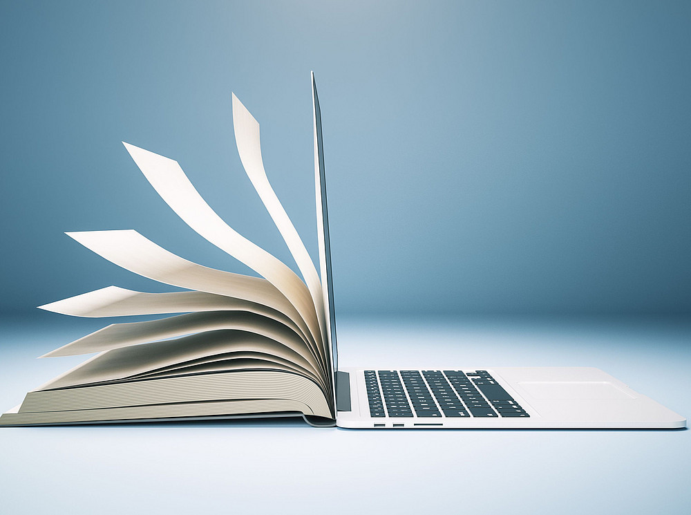 Übergang eines Buches in einen Laptop vor graublauem Hintergrund. ©Who is Danny - stock.adobe.com