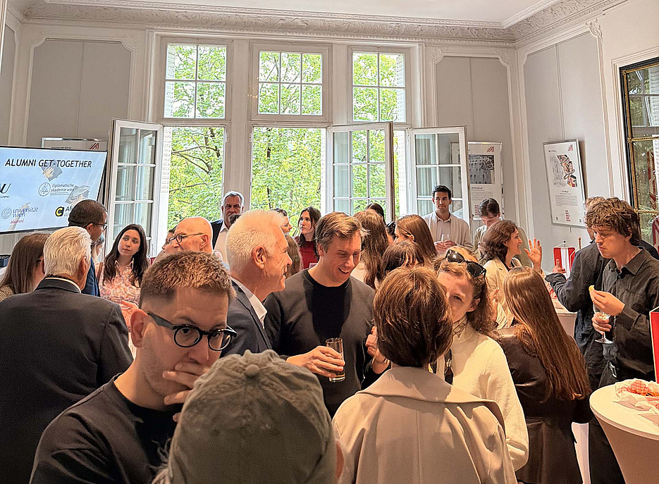 Viele Personen unterhalten sich in einem Raum in kleinen Gruppen ©Florian Schmalz
