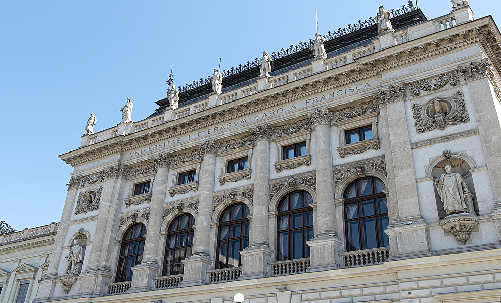 Das Hauptgebäude der Universität Graz im Sonnenschein