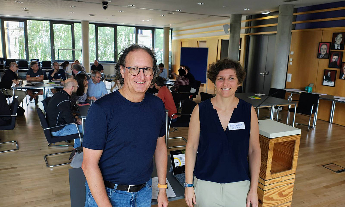 Gast Prof. Reinhard Hochmuth und Moderatorin Dr. Lisa Scheer im SZ 15.21