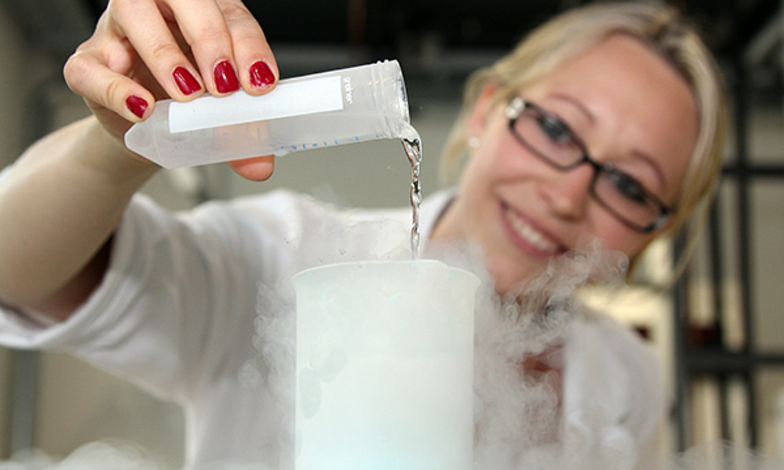 Mit Schau-Experimenten und Laborführungen weiht das Institut für Chemie Interessierte in die Wissenschaft ein. Foto: Uni Graz
