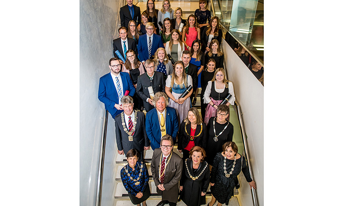 Die ersten AbsolventInnen des Bachelorstudiums für LehrerInnen im Entwicklungsverbund Süd-Ost mit den RektorInnen der acht beteiligten Hochschulen bei der Sponsion am 1. Oktober 2019 in der Aula der Alten Universität in Graz. Foto: Wenzel
