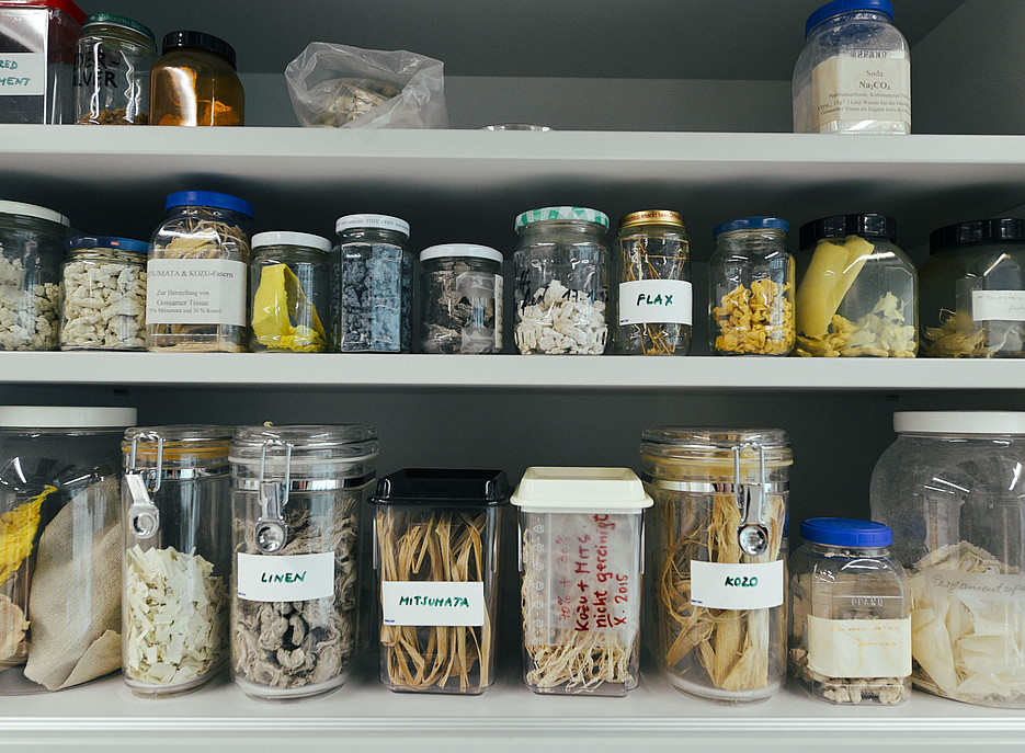 Ein Regal mit Utensilien ©Uni Graz/Tzivanopoulos