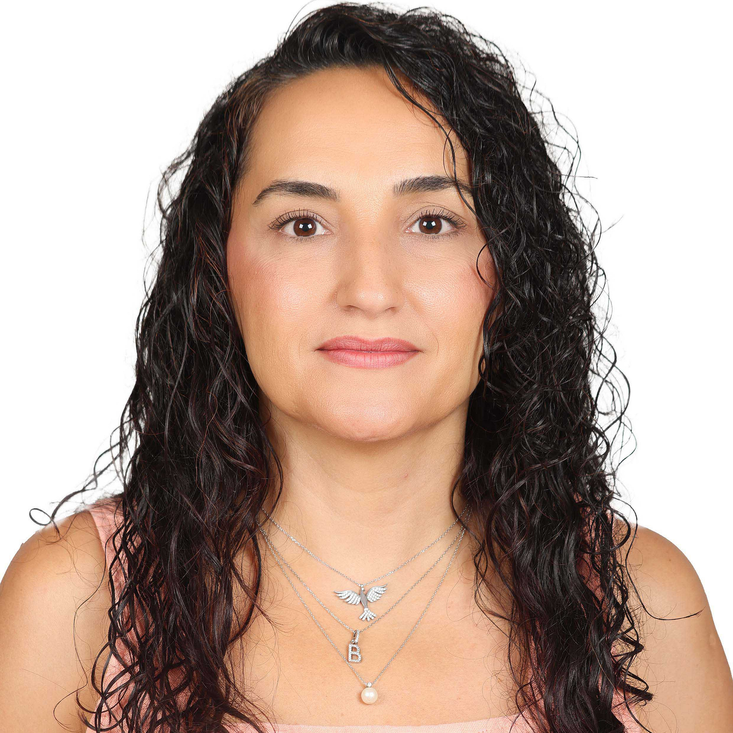 Frau mit langen dunklen Haaren