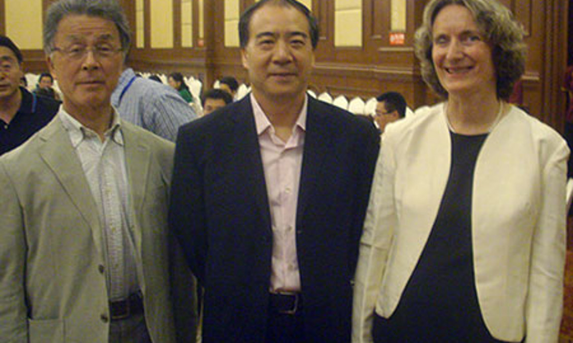 Adelheid Brantner mit Huang Jianyin, Stv. Generalsekretär der World Federation of Chinese Medicine Societies, und Toru Okuyama, Direktor der Meiji Pharmaceutical University (v.r.)