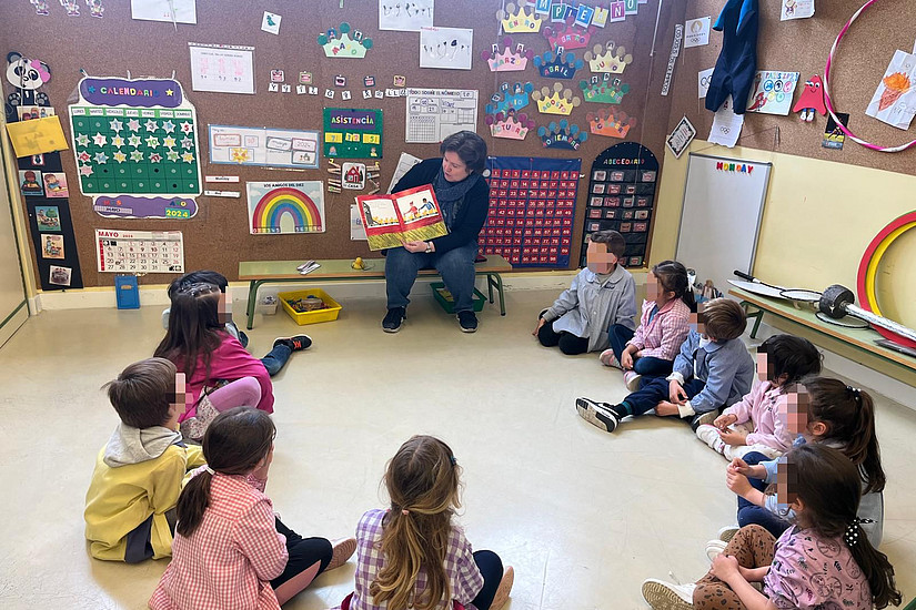 Ulla Fürstenberg working with students 