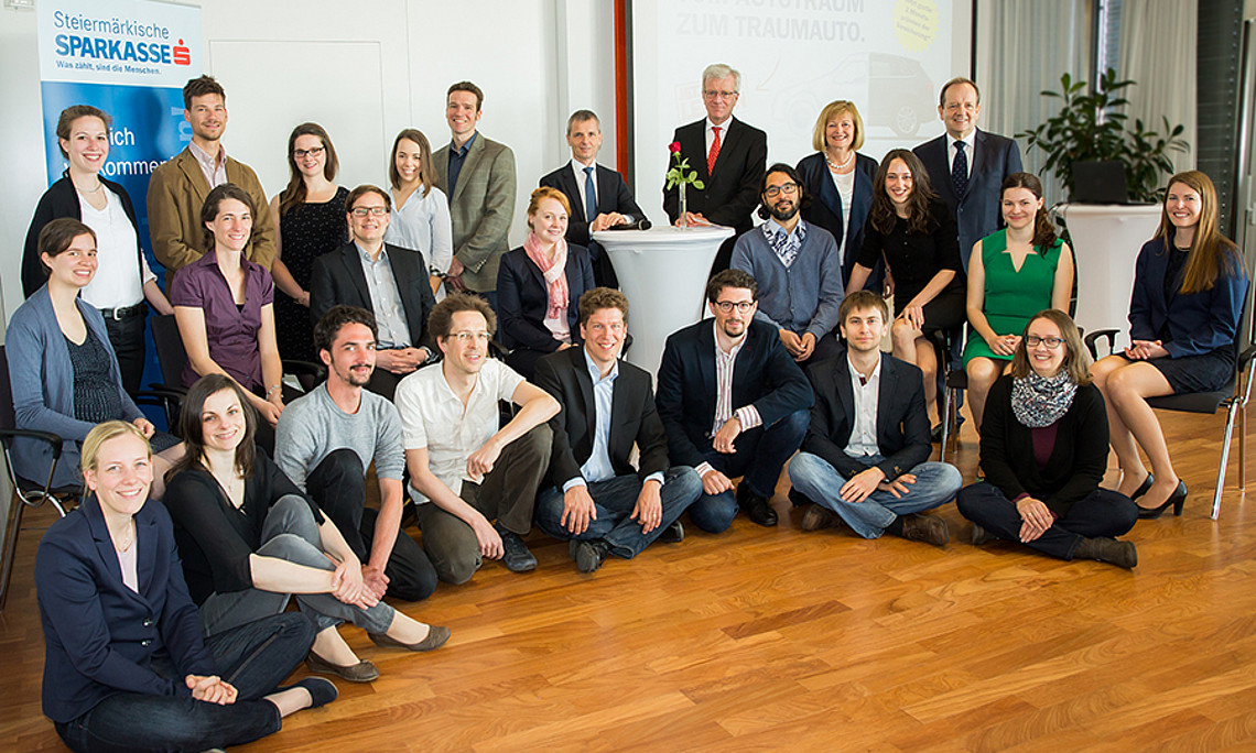 StipendiatInnen des JungforscherInnen-Fonds mit VertreterInnen der Karl-Franzens-Universität und der Steiermärkischen Sparkasse. Foto: Margit Kundigraber