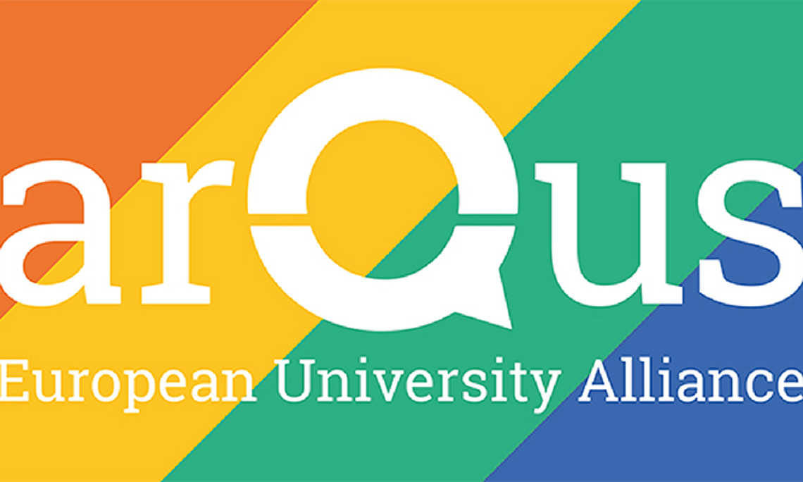 Auf Anregung der Arqus Allianz leuchten das Arqus-Logo und das Logo der Universität Graz anlässlich des internationalen Christopher Street Days eine Woche lang in Regenbogenfarben. Foto: Arqus. 