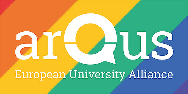 Auf Anregung der Arqus Allianz leuchten das Arqus-Logo und das Logo der Universität Graz anlässlich des internationalen Christopher Street Days eine Woche lang in Regenbogenfarben. Foto: Arqus. 