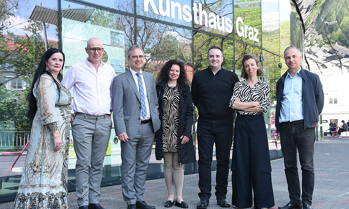 Eröffneten das Zentrum für Gegenwartskunst (v. l.): Sabine Flach (Professorin Uni Graz), Mathias Kessler (Künstlergast), Peter Riedler (Rektor Uni Graz), Tanja Gurke (Grazer Kunstverein), Kristopher J. Holland (University of Cincinnati), Katrin Bucher Trantow (Kunsthaus Graz) und Sandro Droschl (Halle für Kunst) Foto: Uni Graz/Schweiger 