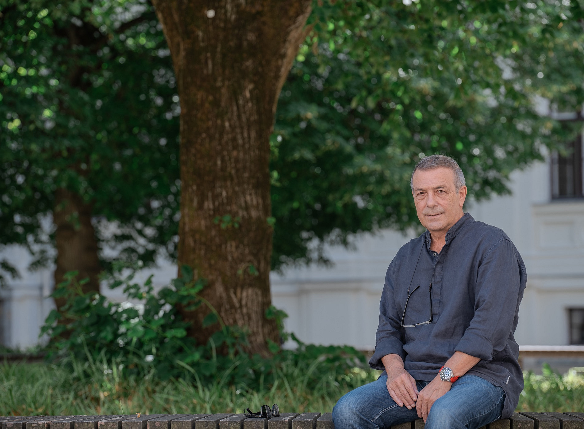 Ein Mann sitzt auf einer Parkbank ©Uni Graz/Tzivanopoulos
