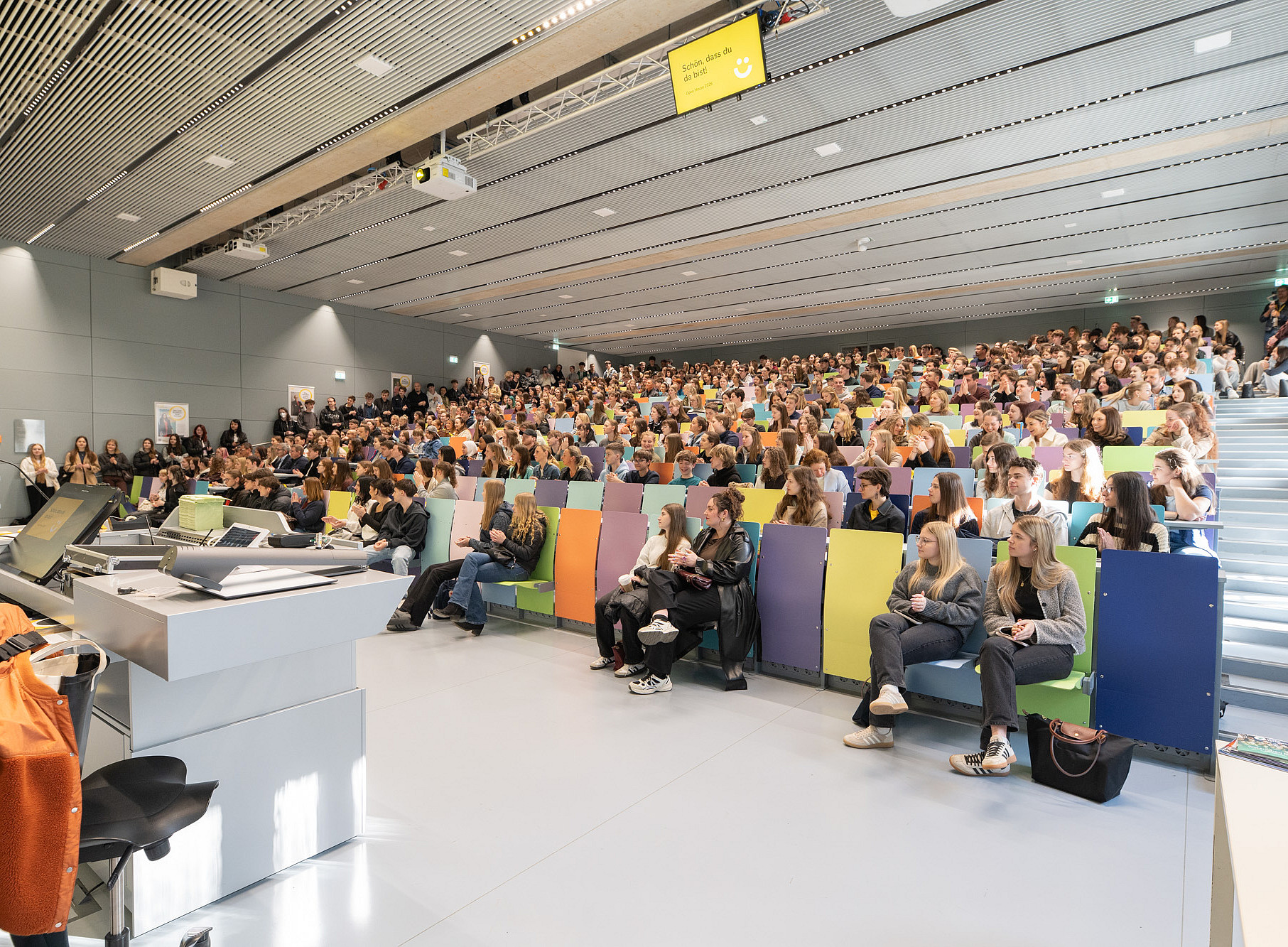 Eine Großveranstaltung in einem modernen Hörsaal, bei der viele Personen auf Sitzplätzen versammelt sind. ©Uni Graz/Angele