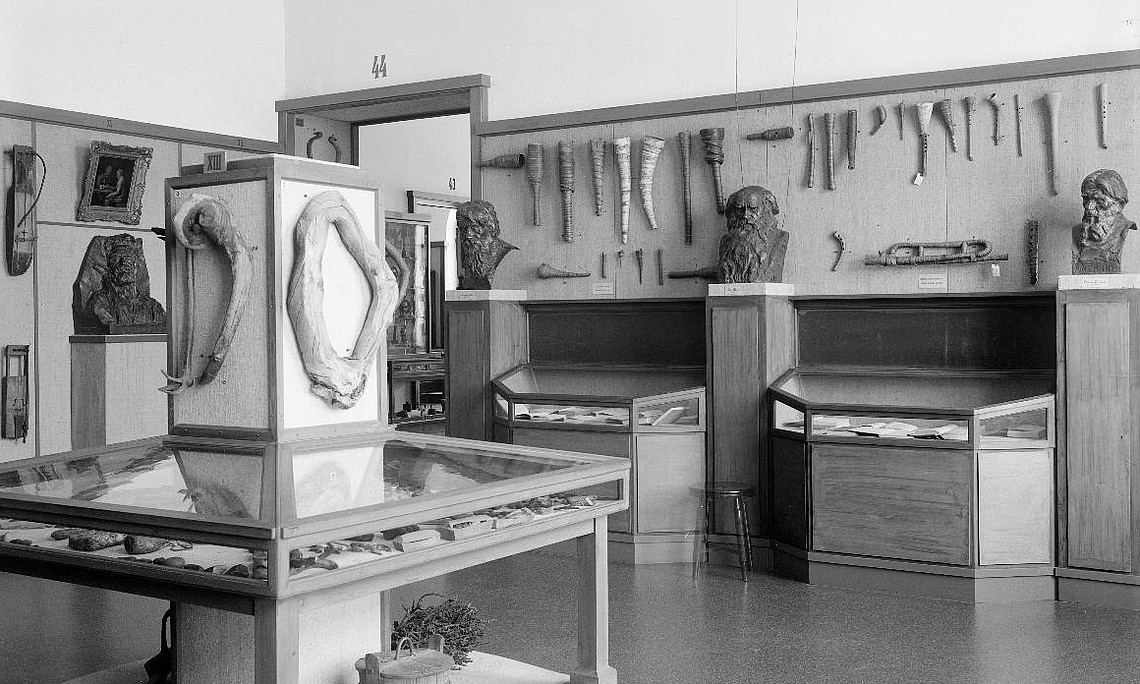 Schwarzweiß Foto eines Ausstellungsraumes eines Museums