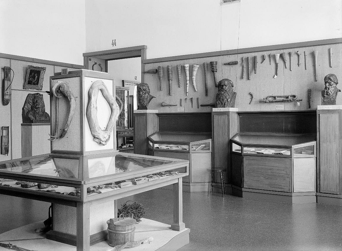Schwarzweiß Foto eines Ausstellungsraumes eines Museums ©Finna / Finnish Heritage Agency, KK1159:13