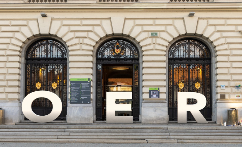 Bild mit den Buchstaben O E R vor Türen 