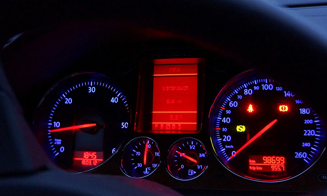 Egal ob Stoßstange oder Cockpit – Kunststoffe im Auto gehören längst zur fixen Ausstattung, Recycling-Material hingegen kaum. Foto: Rainer Sturm/<a href="http://www.pixelio.de">pixelio.de</a>