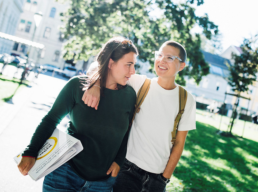 Zwei Studierende am Campus ©Uni Graz/Kanizaj