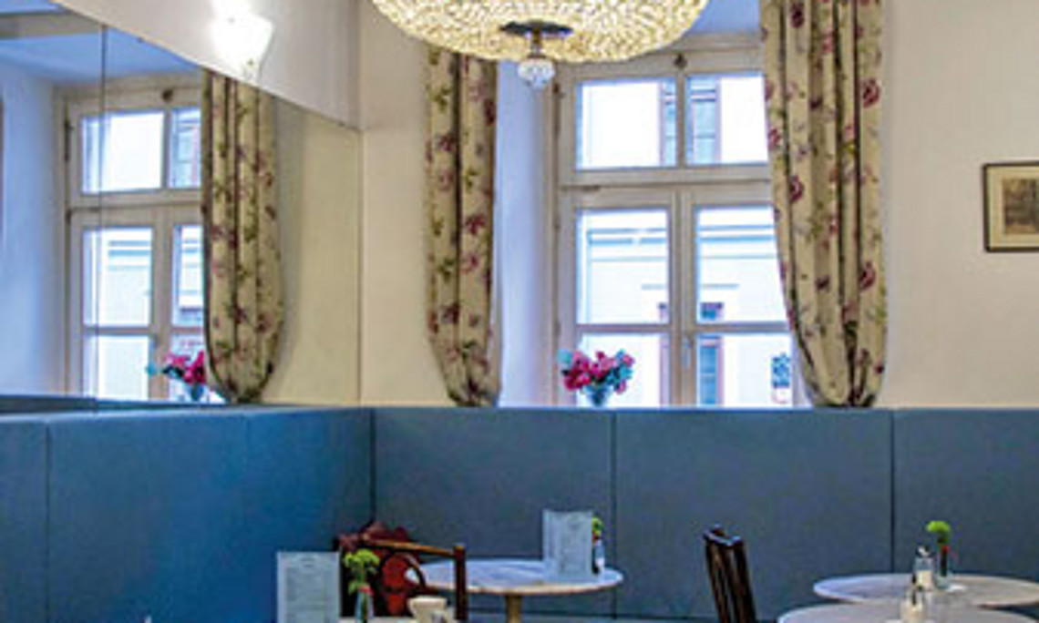 Der Spiegelsalon des Café Fotter beeindruckt durch einen großen Korbluster, dessen geschliffene Glasperlen eine funkelnde Atmosphäre schaffen. Alle Fotos: Café Fotter, Corinna Unterkofler. 