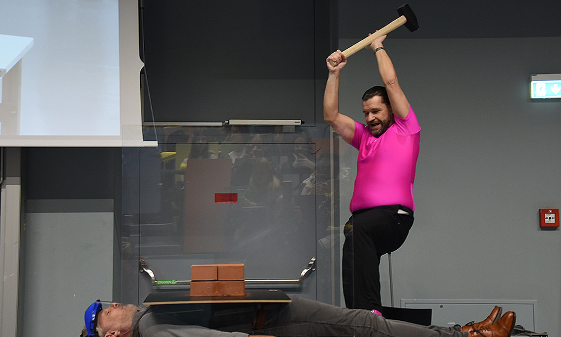 Physik einmal anders: Science Busters demonstrierten Bewegungslehre Fotos: Uni Graz/Schweiger 