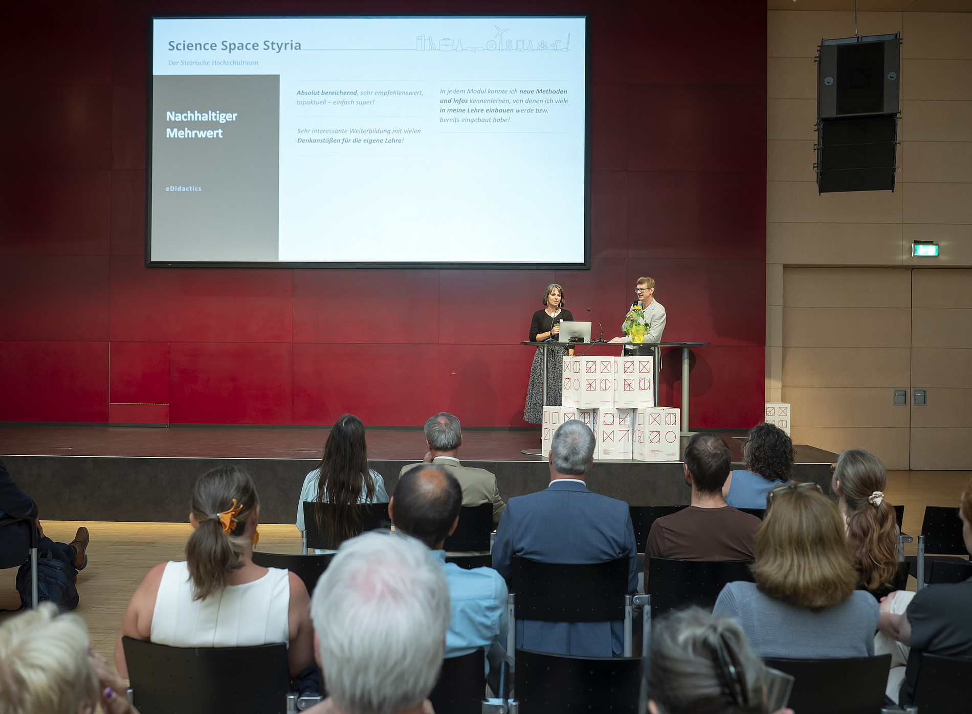 Dr.in Dagmar Archan, Leiterin des Zentrums für Hochschuldidaktik der FH Campus02, und Dr. Michael Kopp, Leiter des ZDLL der Uni Graz, präsentierten Facts & Einblicke zur Didaktik-Werkstatt und eDidactics. ©Foto Fischer