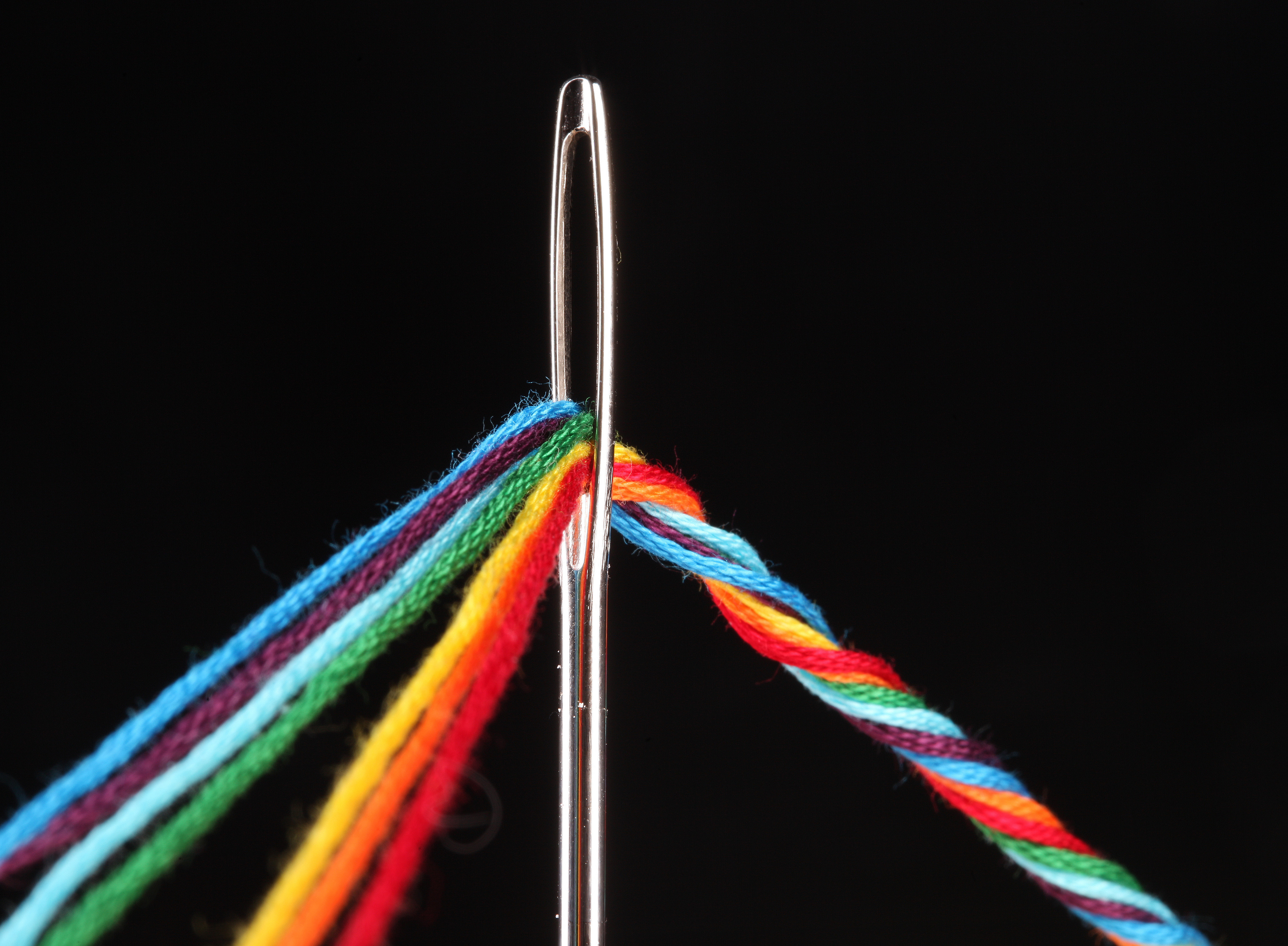 Nadelöhr mit mehreren bunten Fäden ©(c) Uni Graz/Тимур Салман - stock.adobe.com