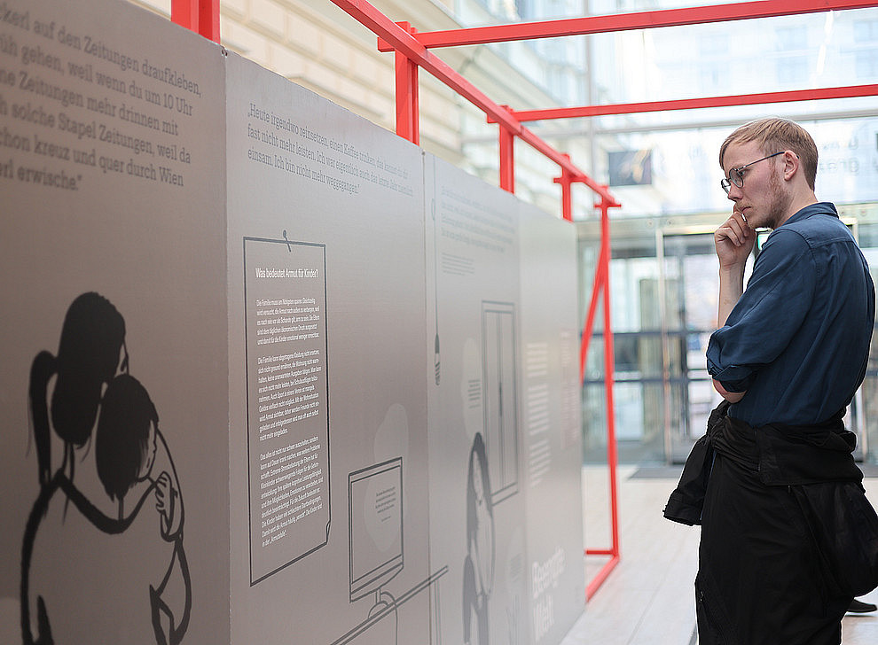 Bilderwand mit Mann ©Uni Graz/Ipek Yüksek