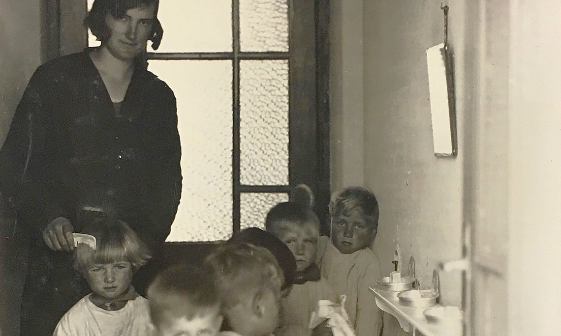 Teacher in Italia Redenta’s preschool in Puntamica giving her young pupils a lesson in personal hygiene.