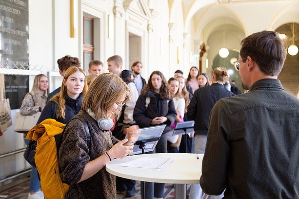 OrientierungsLV Studierende Foyer Aula 