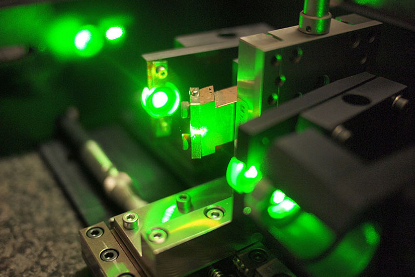 PhysikerInnen aus der Nano-Optik erklären die Funktionsweise von Lasern und Leuchtdioden.
