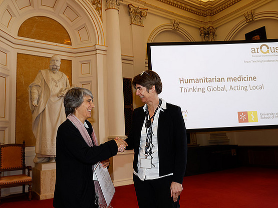 Margarida Correia-Neves (l.) nahm den Preis auch für ihren Kollegen Jorge Hernȃni-Eusébio in der Kategorie "Enabling resarch-based teaching" entgegen. 