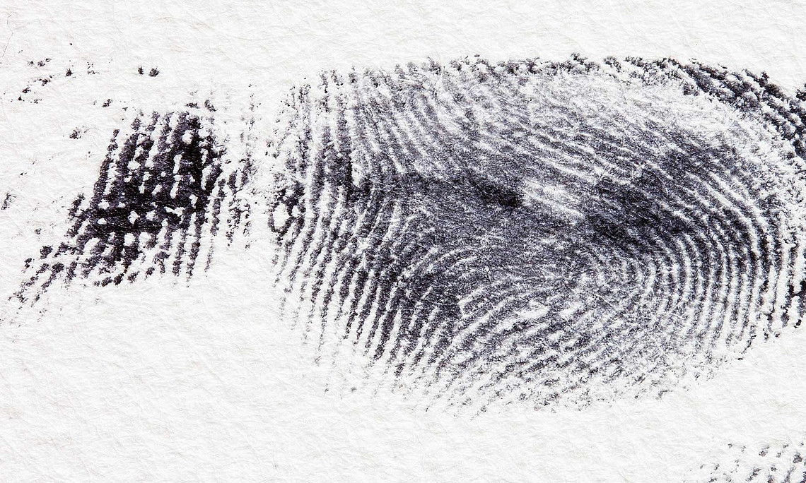 Schwarzer Fingerabdruck auf weißem Papier. Foto: pixabay