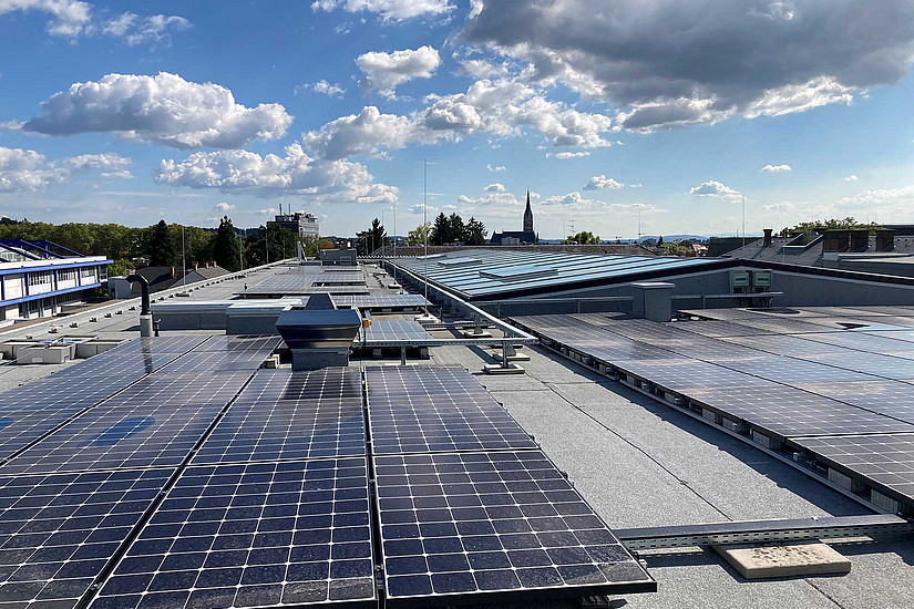 Photovoltaik-Anlage am Dach der Universitätsbibliothek