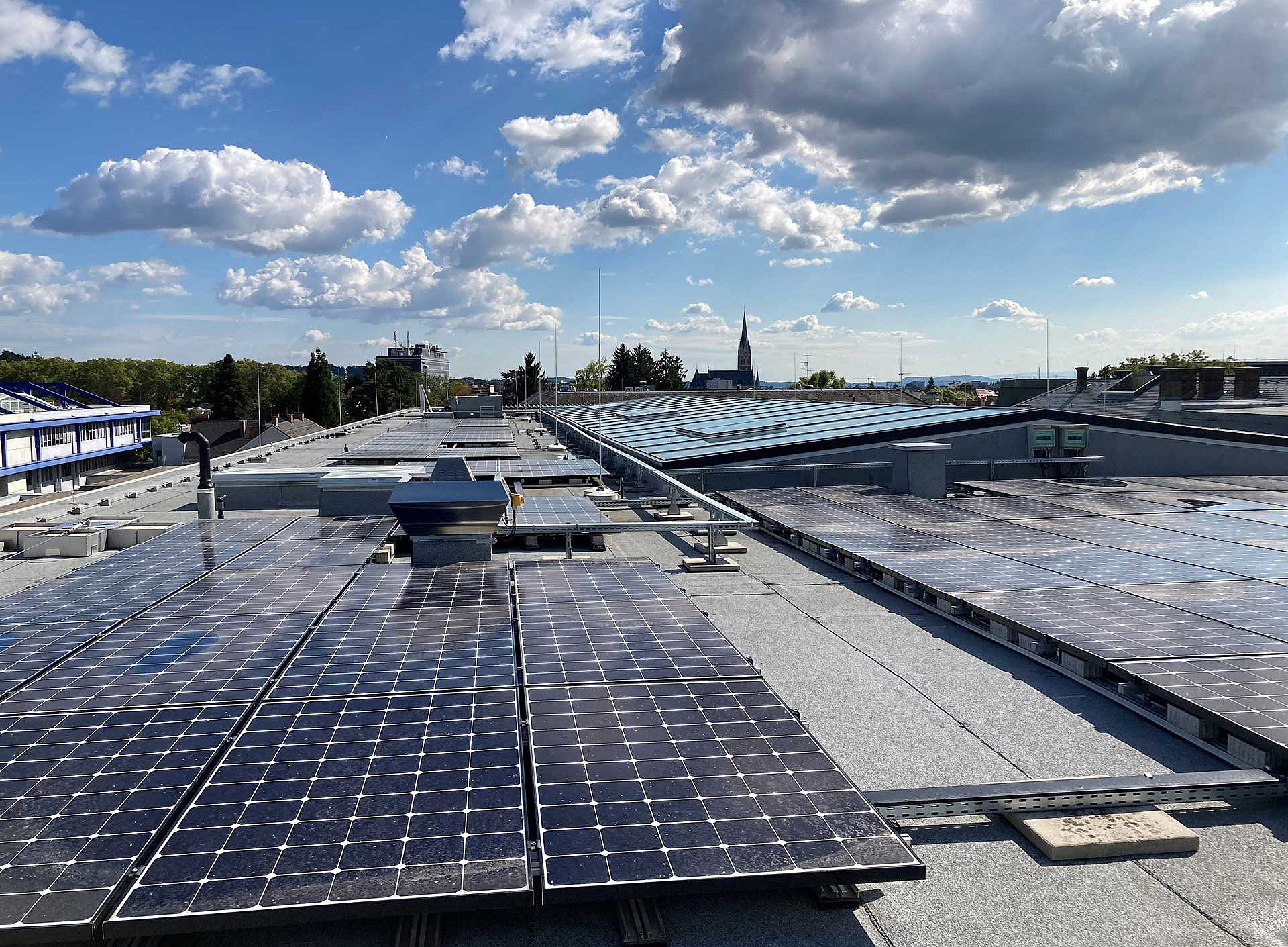 Photovoltaik-Anlage am Dach der Universitätsbibliothek 