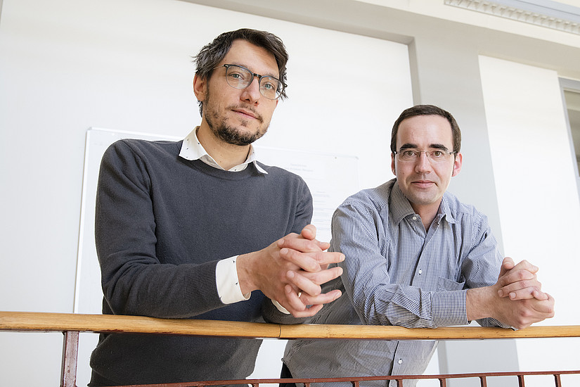 Wolfgang Göderle (links) und Fabian Rampetsreiter arbeiten an einer intelligenten Methode zur Erkundung längst verschwundener Stätten. Foto: Uni Graz/Tzivanopoulos