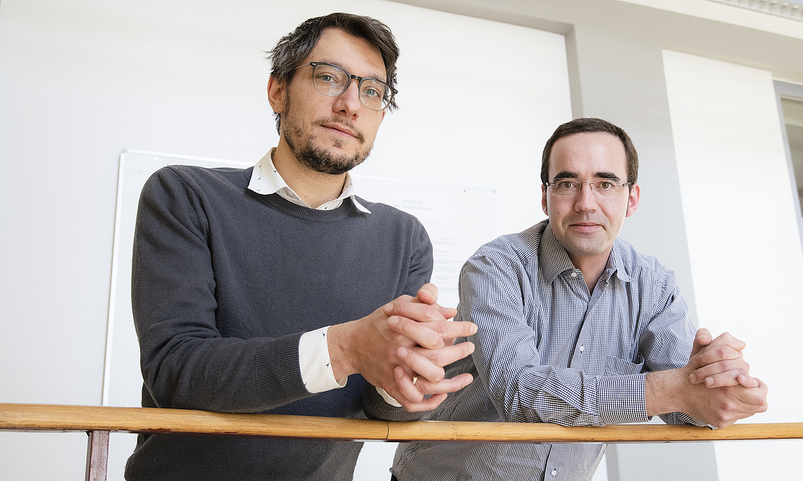Wolfgang Göderle (links) und Fabian Rampetsreiter arbeiten an einer intelligenten Methode zur Erkundung längst verschwundener Stätten. Foto: Uni Graz/Tzivanopoulos