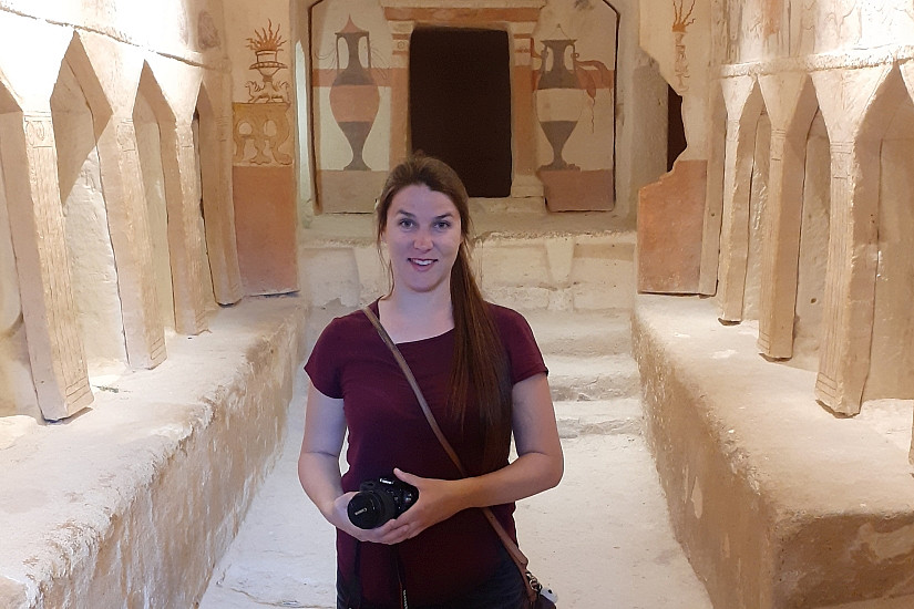 Sarah Hollaender beim Besuch einer Ausgrabung in Israel