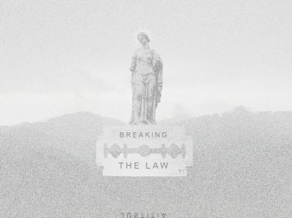 Statue mit Aufschrift "Breakng the Law" in schwarzweiß ©Uni Graz/Peter Pichler