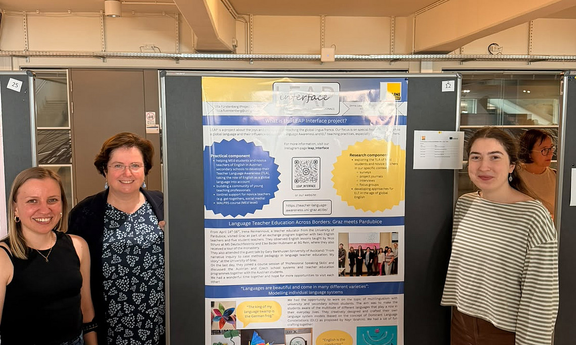 Ulla Fürstenberg, Emma Lukas und LIsa Teuble neben dem LEAP Interface Poster