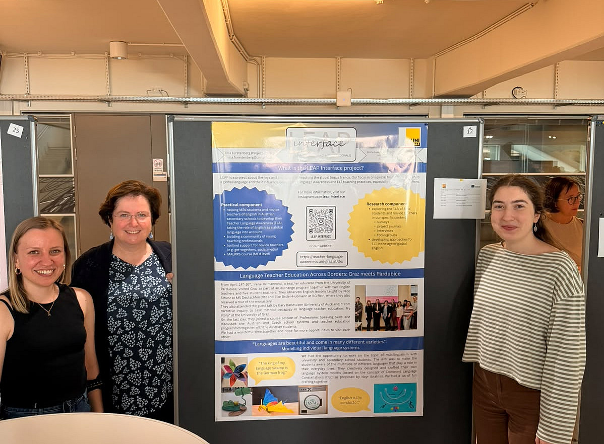 Ulla Fürstenberg, Emma Lukas und LIsa Teuble neben dem LEAP Interface Poster 