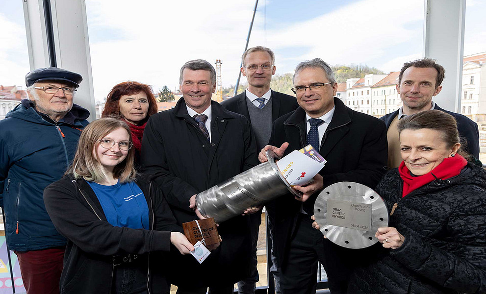 vorne Physik-Studierenden-Vertreterin Stefanie Strobl (links) und BIG-Geschäftsführerin Christine Dornaus. Hintere Reihe (v. l.): die Architekten Jakob Fuchs und Hemma Fasch, Rektor Horst Bischof (TU Graz), Physiker Martin Schultze, Rektor Peter Riedler (Uni Graz) und Physiker Martin Sterrer.