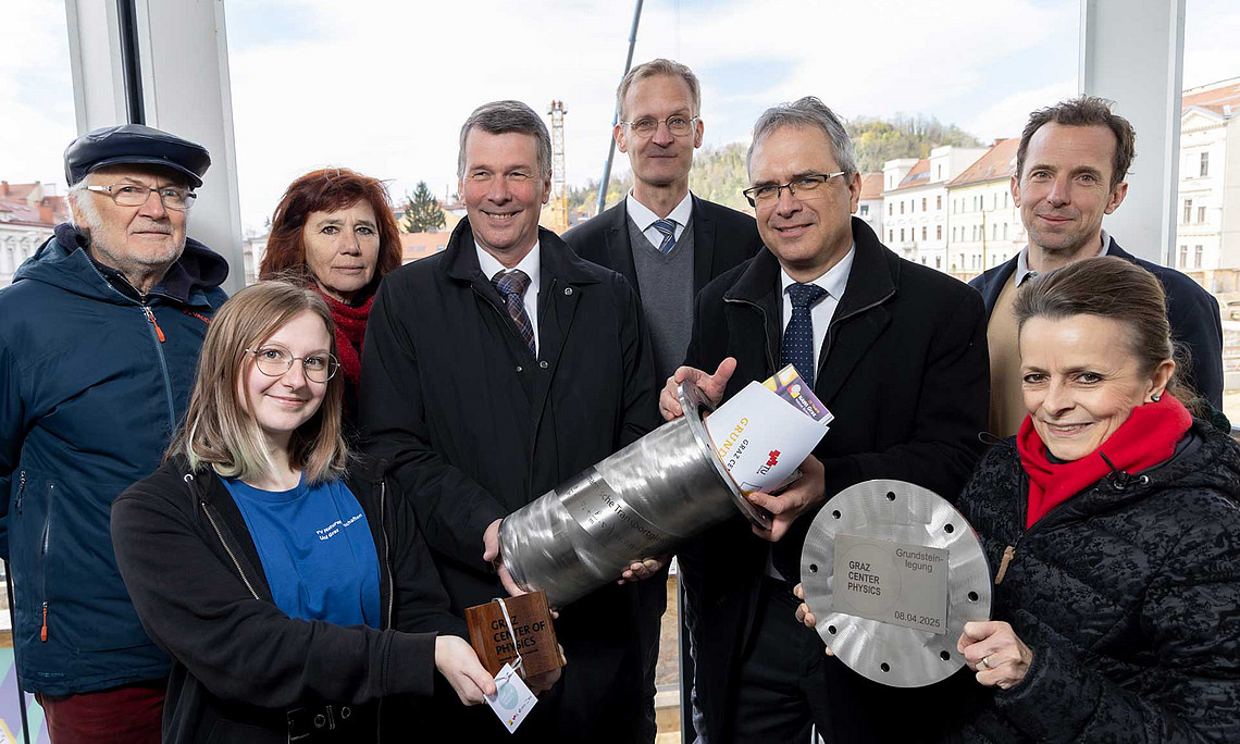 vorne Physik-Studierenden-Vertreterin Stefanie Strobl (links) und BIG-Geschäftsführerin Christine Dornaus. Hintere Reihe (v. l.): die Architekten Jakob Fuchs und Hemma Fasch, Rektor Horst Bischof (TU Graz), Physiker Martin Schultze, Rektor Peter Riedler (Uni Graz) und Physiker Martin Sterrer.
