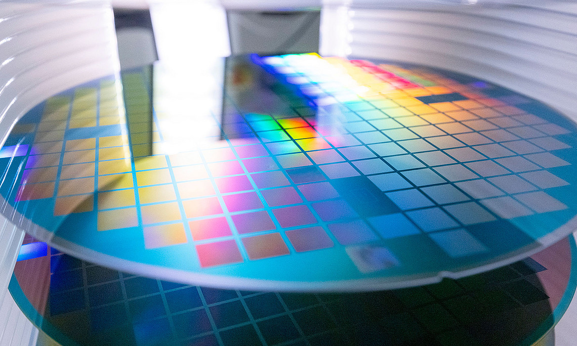Nahaufnahme eines Halbleiter-Wafers mit geätzten Gittern während des Herstellungsverfahrens