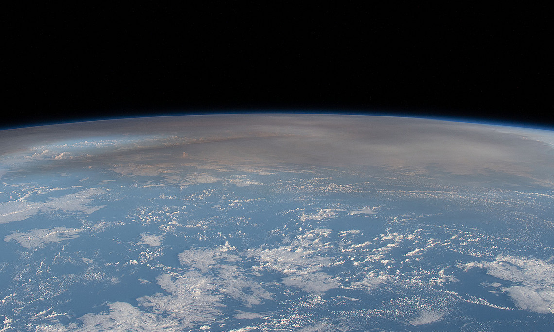 Aschewolke in der Atmosphäre über dem Pazifik, Blick von der Internationalen Raumstation ISS